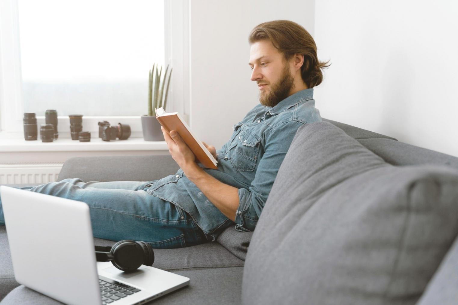 Arcade interface showing level selection and achievement progress